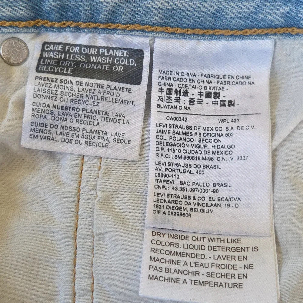 NWOT, Levi's Daisy 501 Cut-off Shorts!
